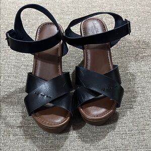 Universal Thread Black and Brown Women's Sandals
